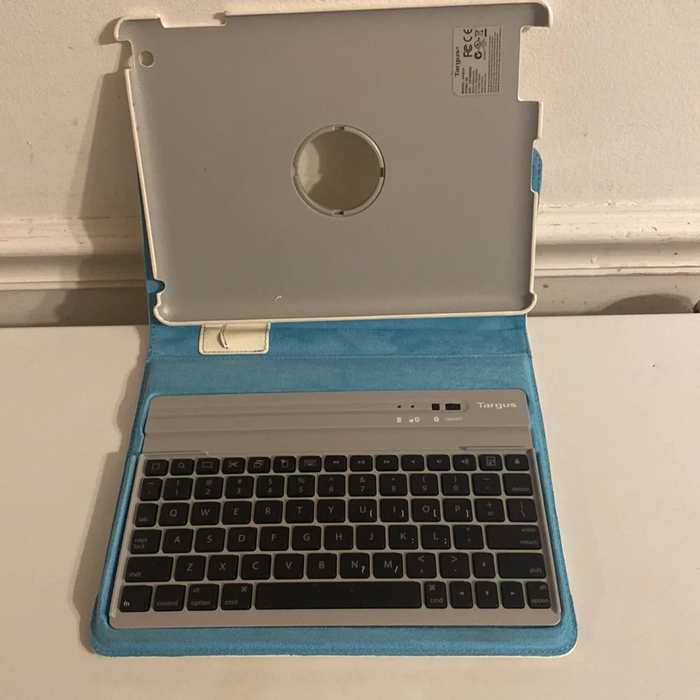 Targus White and Blue Ipad Case with keyboard